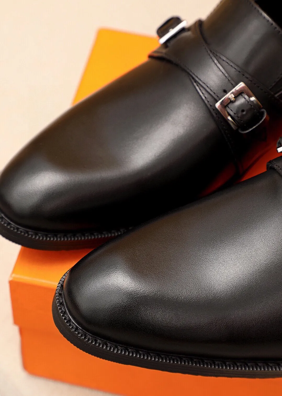 Men's shoes 💰480 💐 Product trademark: HERMES "Hermès" casual leather shoes Regular size: 38-44 (45🉑️customized) Product materials: Selected imported first-layer calfskin upper + classic hardware buckle, imported water-dyed 🐂 cowhide lining. Strong three-dimensional visual effect, non-slip and wear-resistant combination outsole Color: 2⃣️colors available
